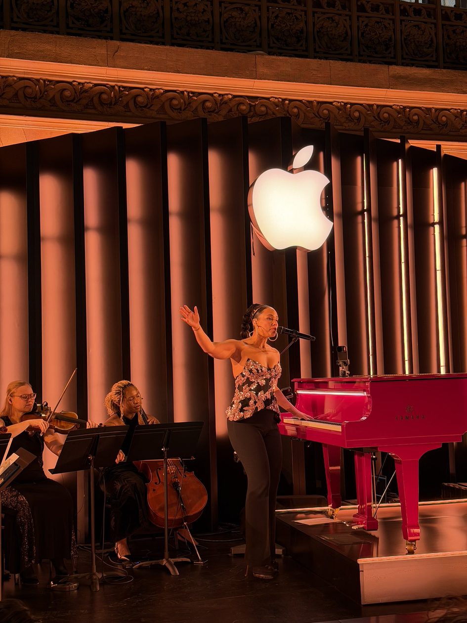 50 anos da Apple: loja em NYC recebe apresentação de Alicia Keys
