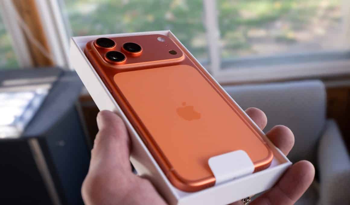 iPhone 17 Pro Max (laranja-cósmico) na caixa