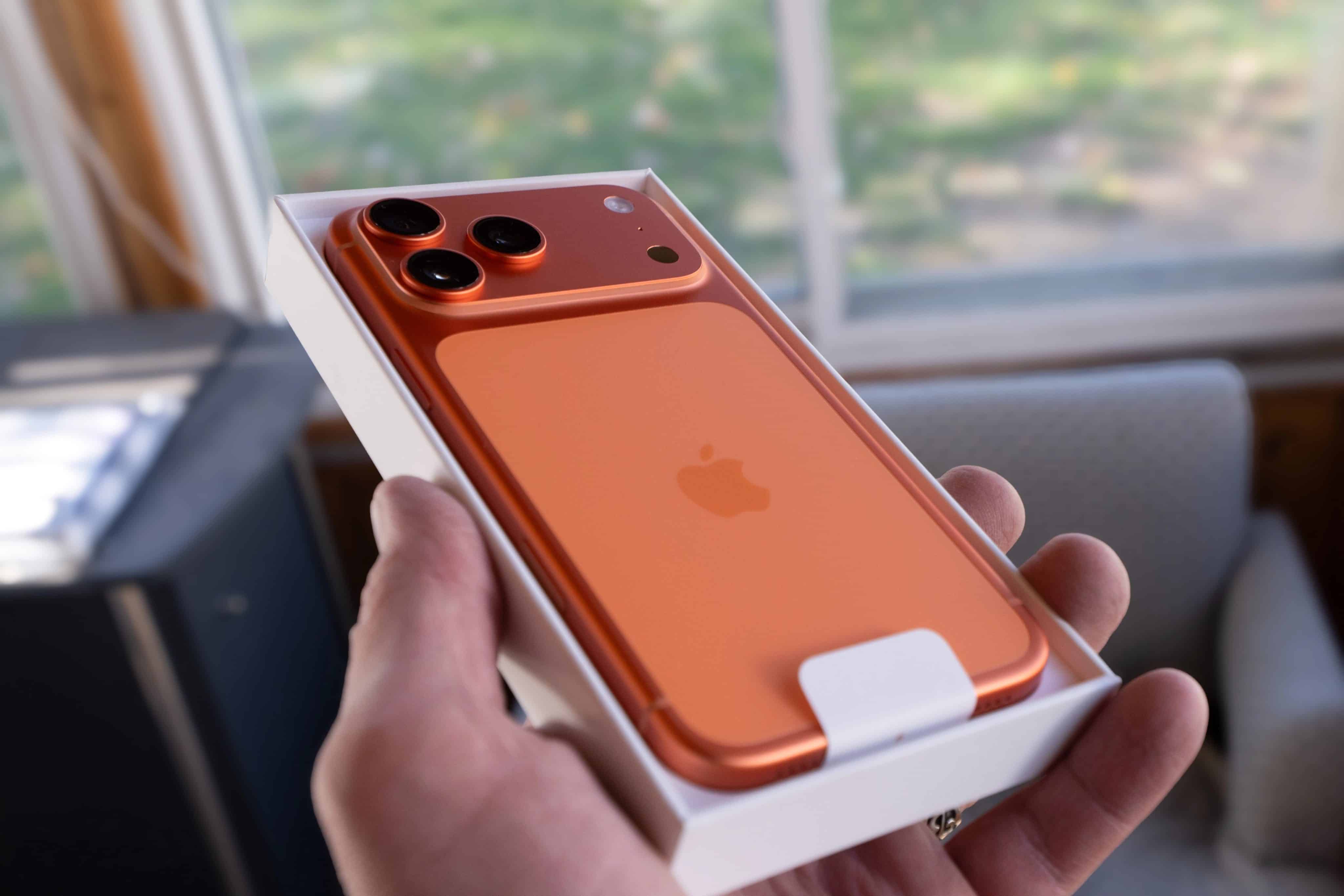 iPhone 17 Pro Max (laranja-cósmico) na caixa
