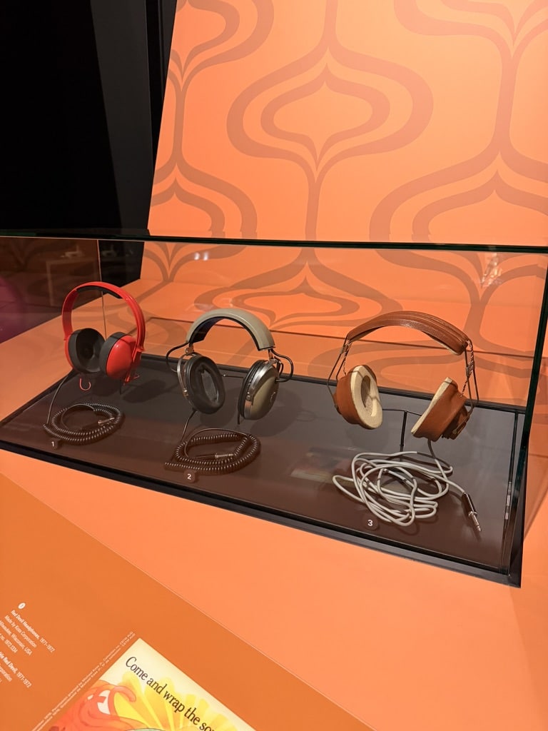 Fones expostos no museu