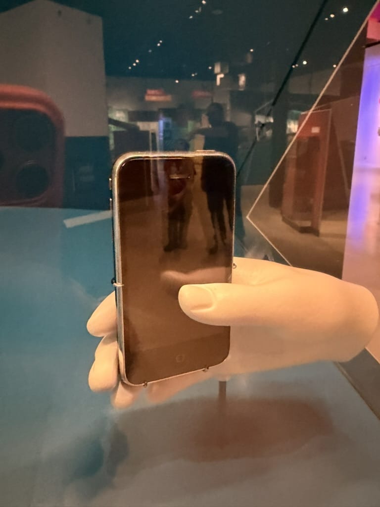 iPhone exposto no museu