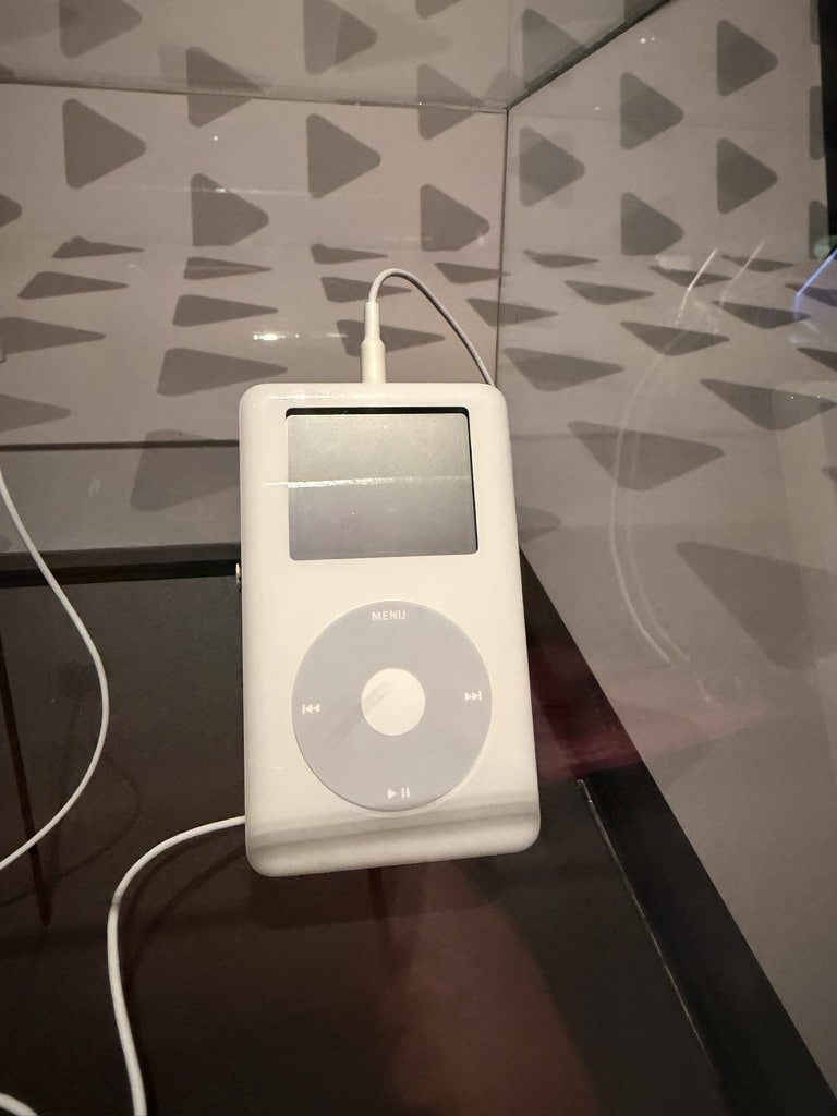 Do museu ao bolso: o curioso retorno de tecnologias que nunca deveriam ter ido embora