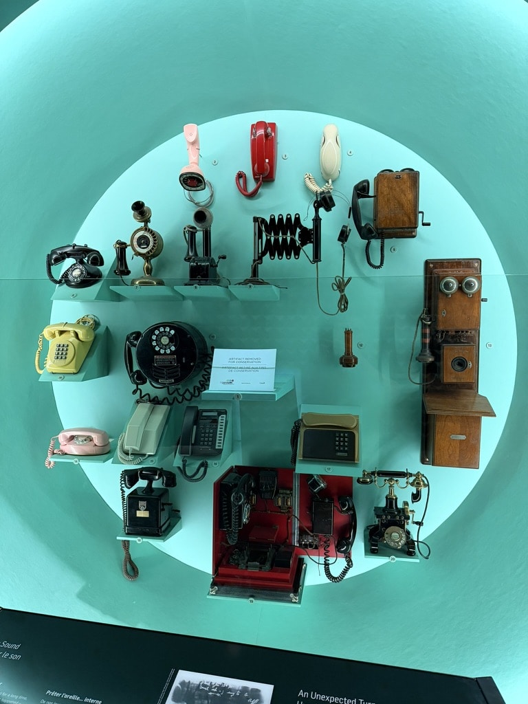 Telefones expostos no museu