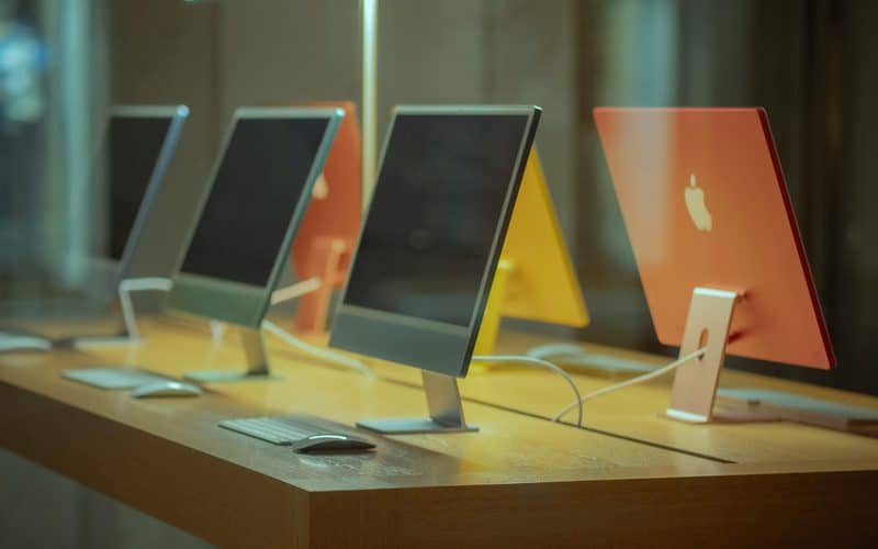 iMacs expostos em loja
