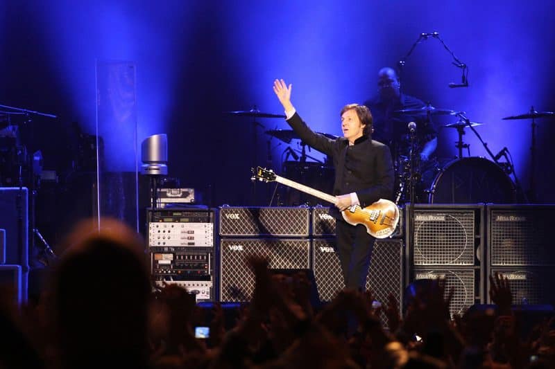 Paul McCartney fazendo um show em Moscou