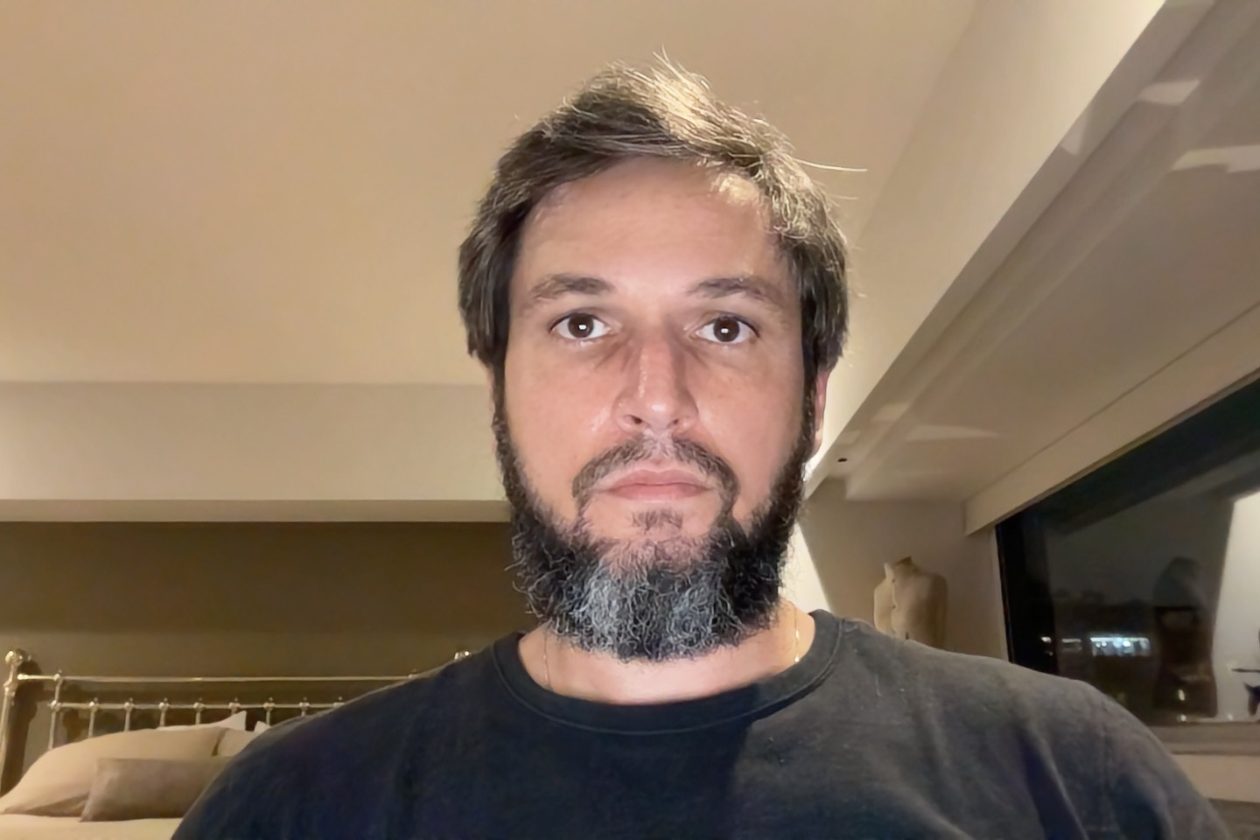 Foto tirada com o MacBook Pro à noite