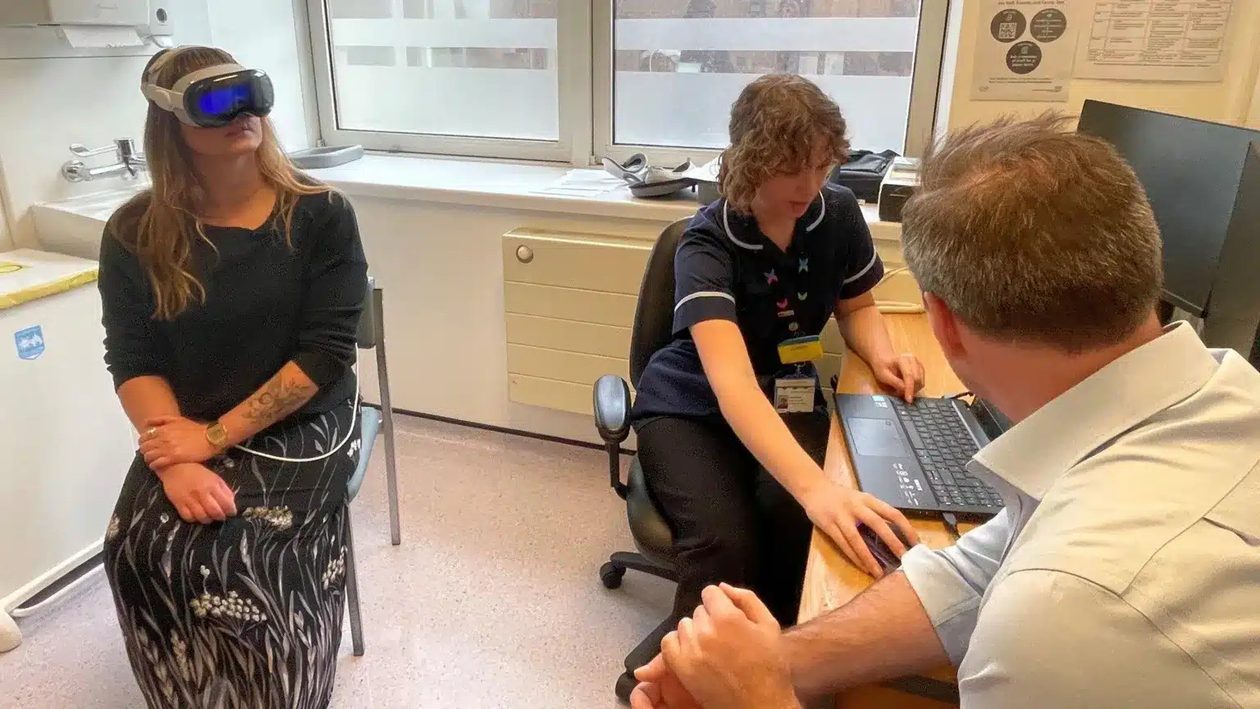 Hospital no Reino Unido utiliza o Apple Vision Pro para demonstrar cirurgias