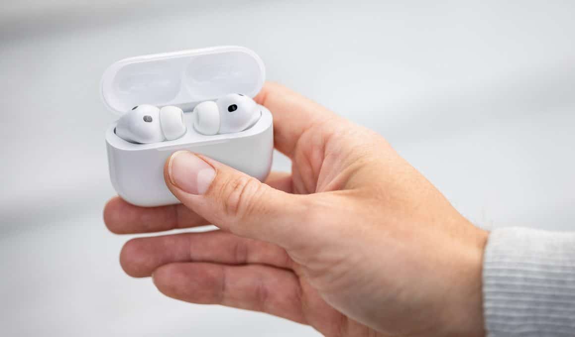 Mão segurando os AirPods Pro em seu estojo