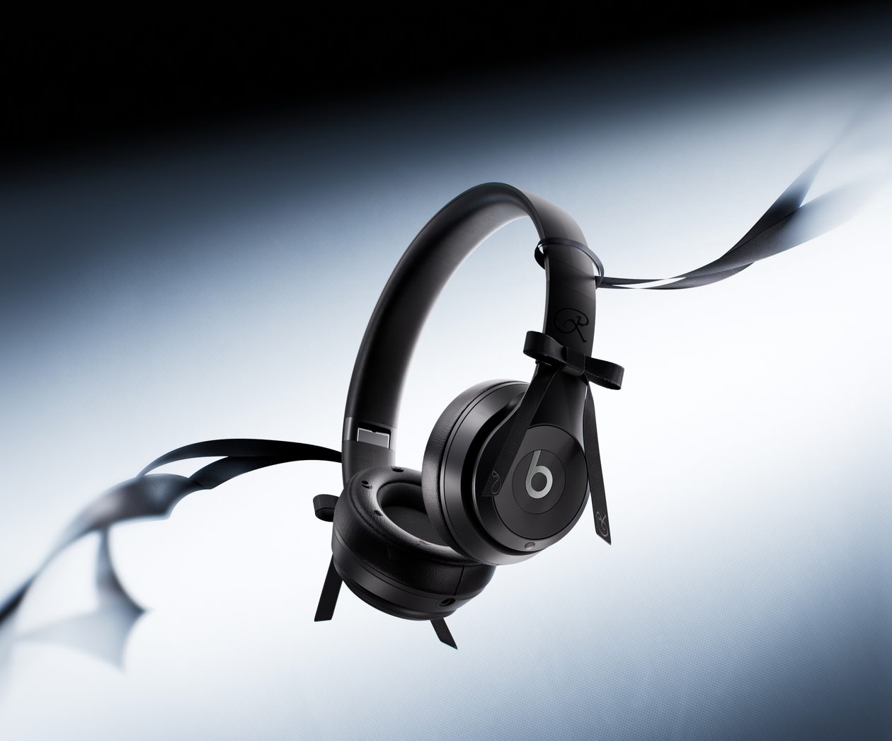 Beats lança nova edição especial dos fones Solo 4 com JENNIE e cabo USB-C de 3m