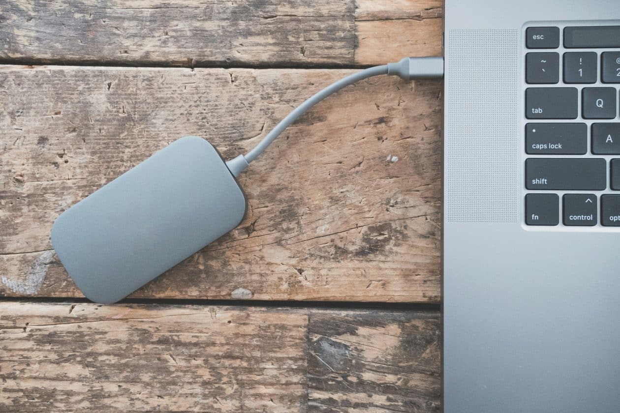 Como abrir um app ao conectar uma unidade de armazenamento no Mac