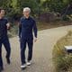 Tim Cook passando o bastão de CEO para John Ternus, ambos andando no Apple Park