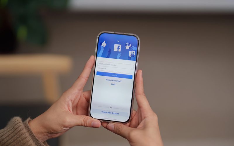 Facebook no telefone