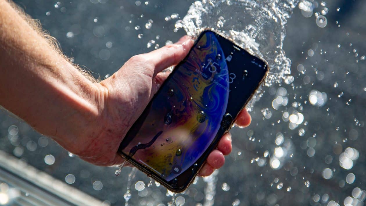 Apple é condenada após cobrar por reparo de iPhone danificado por água