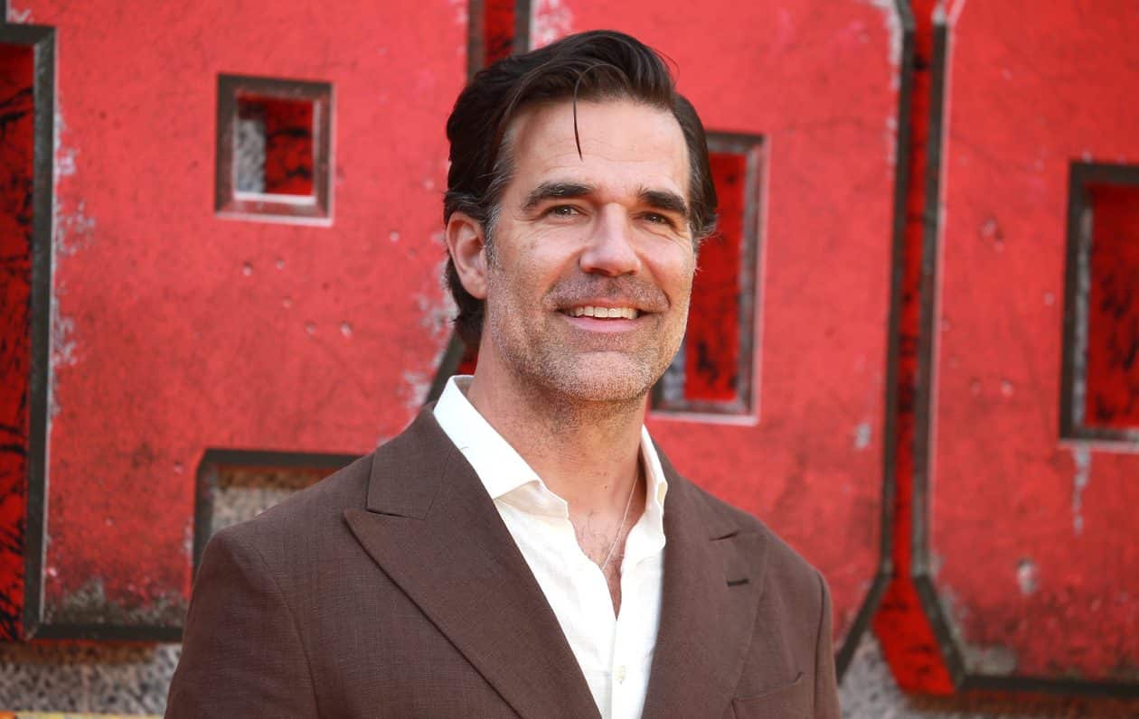Rob Delaney estrelará comédia do Apple TV ao lado de Elizabeth Banks